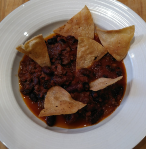 chili con carne with tortilla chips